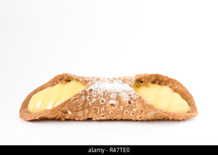 Cannolo sicilien sur fond blanc Banque D'Images