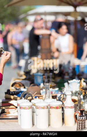 Marché aux puces le dimanche. Banque D'Images