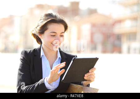 Avec une tablette de travail exécutif dans un parc Banque D'Images