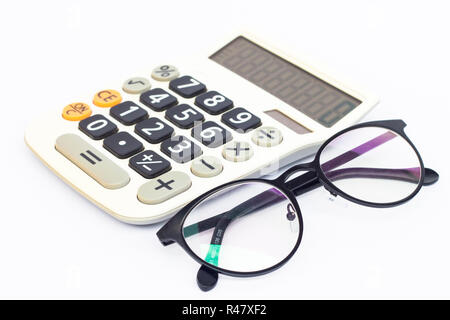 Calculatrice et lunettes isolé sur fond blanc Banque D'Images