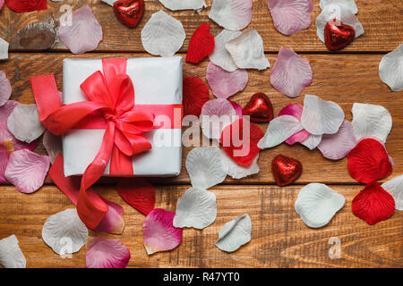 Cadeaux de Jour de Valentines et coeurs sur fond de bois Banque D'Images