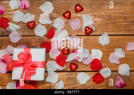 Cadeaux de Jour de Valentines et coeurs sur fond de bois Banque D'Images