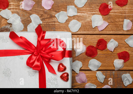 Cadeaux de Jour de Valentines et coeurs sur fond de bois Banque D'Images
