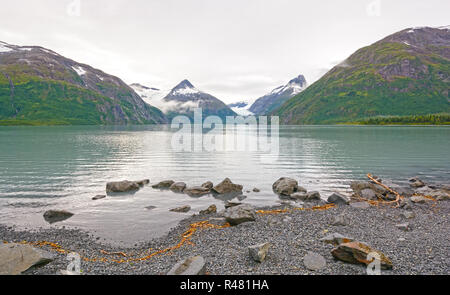 Tôt le matin sur un lac glaciaire Banque D'Images