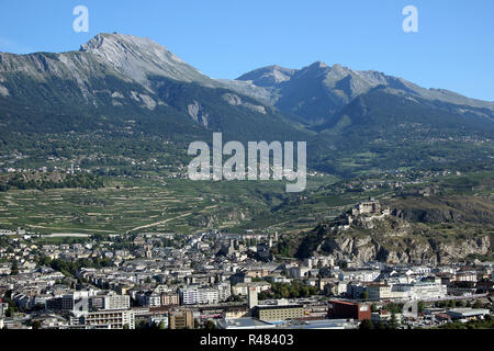 Donnant sur la ville de sion dans la vallée du Rhône,valais,suisse Banque D'Images