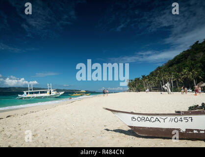 Bateaux de touristes sur la plage de puka, dans un paradis tropical Resort Boracay Island Philippines Banque D'Images