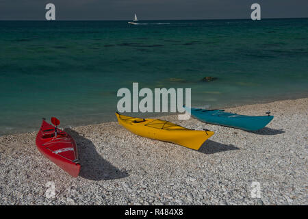 Trois canots sur la plage Banque D'Images