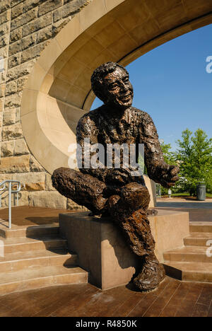 Le Fred Rogers Memorial statue sur la Côte-Nord près de stade Heinz Field de Pittsburgh a été créé par Robert Berks et consacré en 2009. Banque D'Images