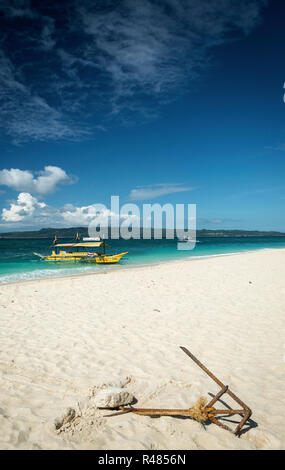 Bateaux de touristes sur la plage de puka, dans un paradis tropical Resort Boracay Island Philippines Banque D'Images