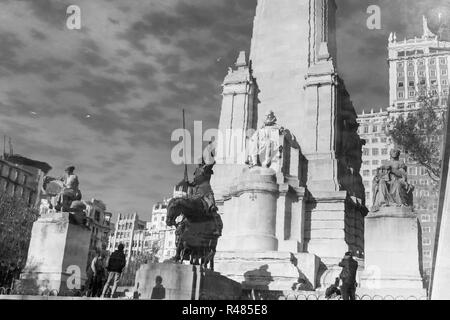 Statue de Don Quichotte reflet d'eau à Madrid, Espagne. Banque D'Images