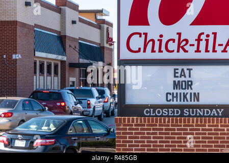 Drive-thru occupé à un Poussin-fil-Un restaurant à Muskogee en Oklahoma. (USA) Banque D'Images