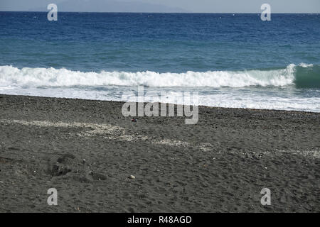 Plage volcanique de kamari santorini sur siland Banque D'Images