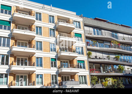 Bâtiment moderne de plusieurs maisons individuelles de Berlin, Allemagne Banque D'Images