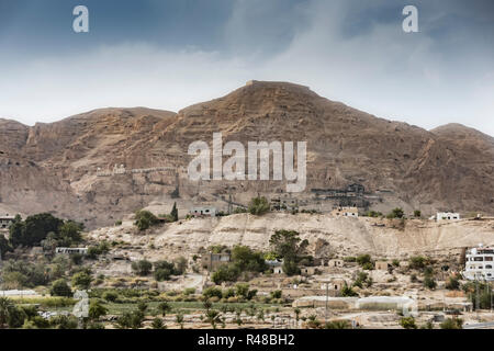 Le mont de la tentation avec le monastère du même nom et les innombrables fouilles sur il fait des milliers d'années avant Jésus-Christ. Vallée du Jourdain à l'Ouest Banque D'Images