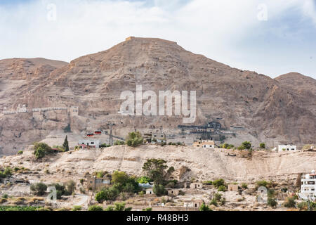 Close-up du mont de la tentation de Jéricho ville infesté par des constructions et fouilles. millenary Vallée du Jourdain palestinienne de Cisjordanie Banque D'Images