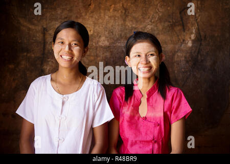 Deux jeunes filles Myanmar heureux Banque D'Images