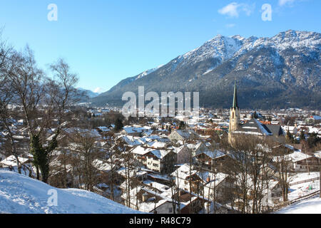 Garmisch-partenkirchen - partenkirchener townscape en hiver avec l'église et sur la montagne Banque D'Images