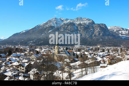 Garmisch-partenkirchen - partenkirchener townscape en hiver avec l'église et sur la montagne Banque D'Images