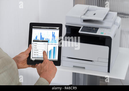 Businessman Giving Commande d'impression Digital Tablet Banque D'Images