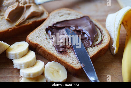 Pâte à tartiner au chocolat, beurre de cacahuètes et de bananes sandwich Banque D'Images