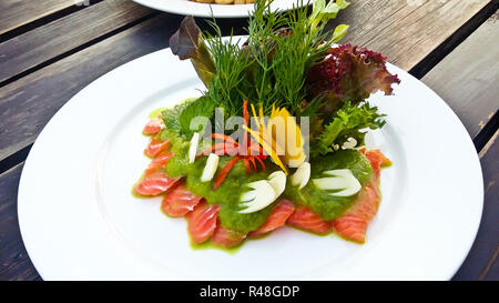 Salade de saumon avec sauce épicée Thai style moderne Banque D'Images