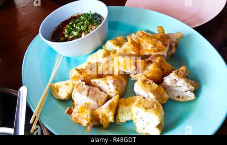 Frites de pommes de terre et le tofu dans le plat Banque D'Images