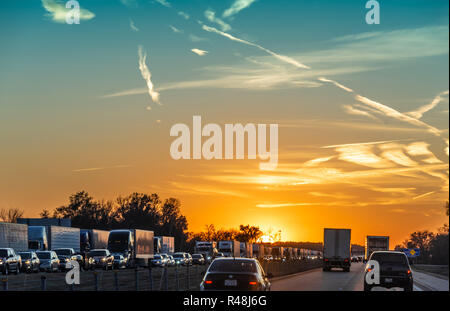 Embouteillage au coucher du soleil sur l'Interstate 40 à West Memphis, Arkansas. (USA) Banque D'Images