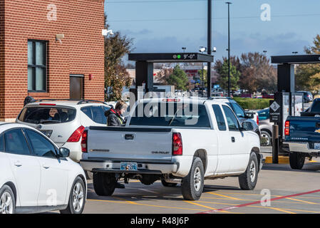 Chick-fil-A employés prendre les commandes en double drive-thru voies à occupé le Poussin-fil-Un restaurant à Muskogee en Oklahoma. (USA) Banque D'Images