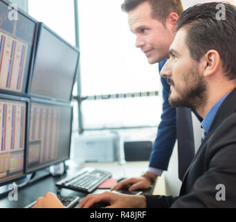 Opérateurs en bourse à un écran d'ordinateur. Banque D'Images