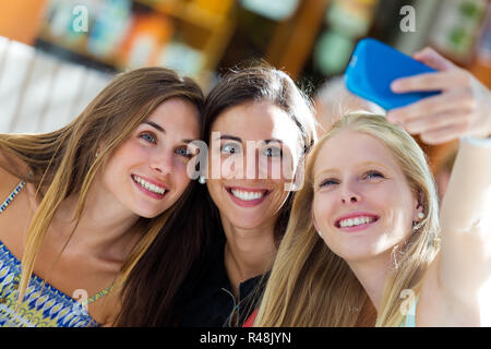 Groupe d'amis en tenant dans la rue. selfies Banque D'Images