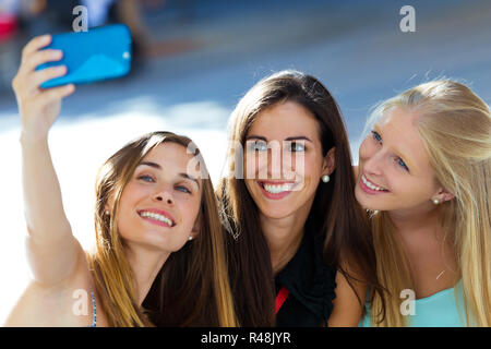 Groupe d'amis en tenant dans la rue. selfies Banque D'Images