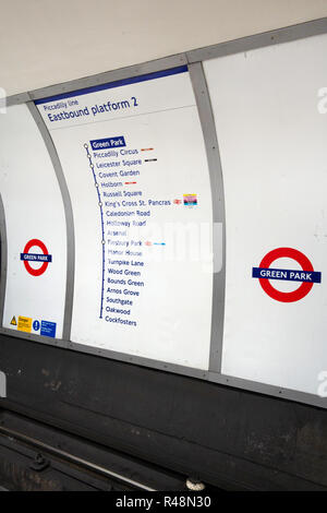 Panneau indiquant la destination d'arrêts sur la ligne Victoria Underground Tube de Vauxhall à Walthamstow Banque D'Images