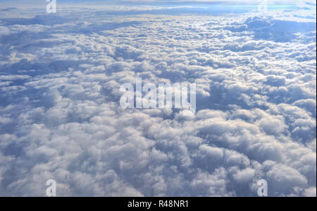 Nuages Vue aérienne de la fenêtre de l'avion Banque D'Images