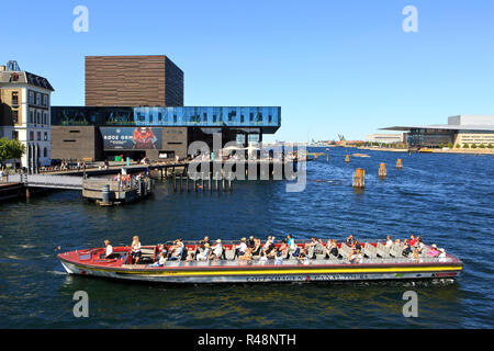Un tour de voile bateau passé le Théâtre Royal Danois (2008) et Opéra de Copenhague (2005) à Copenhague, Danemark Banque D'Images