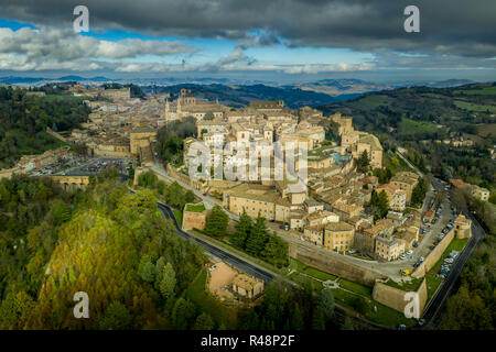 Vue aérienne de la ville médiévale fortifiée de Urbino avec palais ducal, la cathédrale catholique de style gothique, remparts, portes et à l'université à Marches Italie Banque D'Images