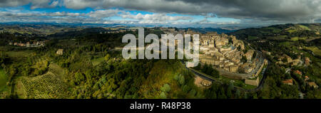 Vue aérienne de la ville médiévale fortifiée de Urbino avec palais ducal, la cathédrale catholique de style gothique, remparts, portes et à l'université à Marches Italie Banque D'Images