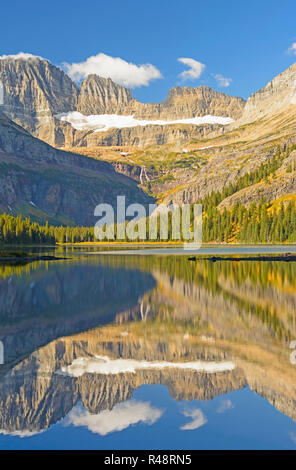 Tôt le matin, chute des reflets sur un lac de montagne Banque D'Images