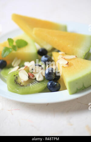 Les bleuets, jaune melon et kiwis Banque D'Images