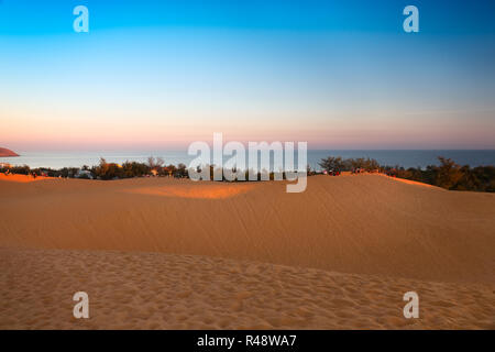 Dans les dunes de sable rouge de Mui Ne au coucher du soleil, au Vietnam Banque D'Images