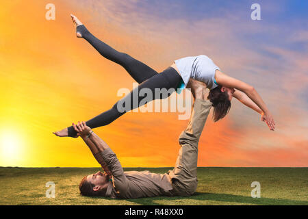 Les deux personnes faisant des exercices de yoga Banque D'Images