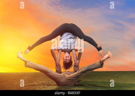 Les deux personnes faisant des exercices de yoga Banque D'Images