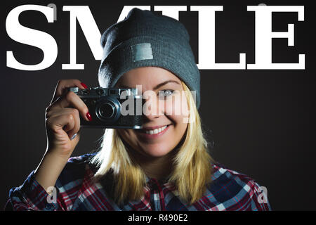 Portrait de hipster girl taking photo avec l'appareil photo rétro Banque D'Images