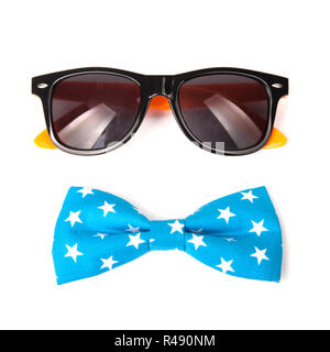Drapeau américain aux États-Unis sur un nœud papillon et des lunettes de soleil isolé sur fond blanc Banque D'Images