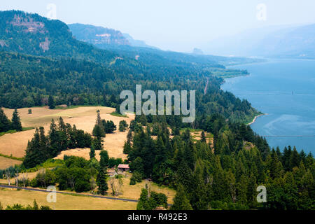 Vue de dessus de la gorge du Columbia panorama de la rivière Columbia et la vallée de prairies et montagnes et arbres verts sur les collines et la Banque D'Images