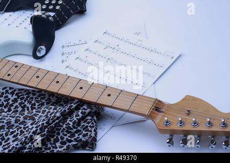 Close-up de tissu souple et une guitare électrique noir et blanc.Je Banque D'Images