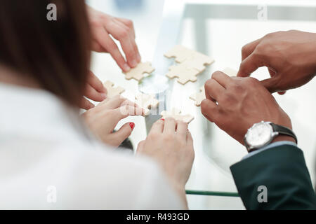 Close up. Business team l'assemblage de pièces de puzzle. Banque D'Images