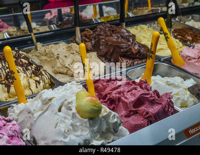 Pise, Italie - 18 Oct 2018. Différents types de glaces italiennes (Gelato) à Pise (Italie). Gelato est simplement le mot italien pour la crème glacée. Banque D'Images