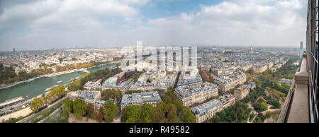 Vue sur le côté nord de la Tour Eiffel Vue sur la ville Banque D'Images