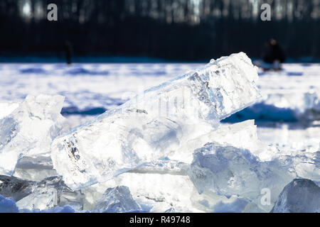 Blocs de glace illuminée par soleil sur lac gelé Banque D'Images