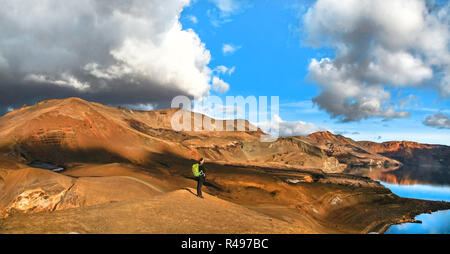 Vue panoramique de beaux paysage géothermique avec femme debout en montagne près du lac de cratère Askja, Sud de l'Islande Banque D'Images